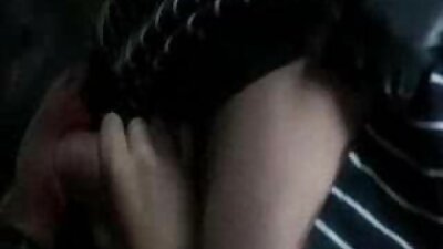 Een verlegen jong meisje dat graag met haar vibrator speelt hollandse seksfilms