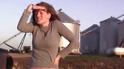 Vrouw stapt uit in de badkamer en gratis lesbische seksfilms berijdt haar vibrator die vastzit op de wc-bril