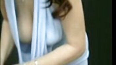 Vrouw die naakt zonnebaadt terwijl ze geölied is, moest haar neuken met seks film gratis seksspeeltje